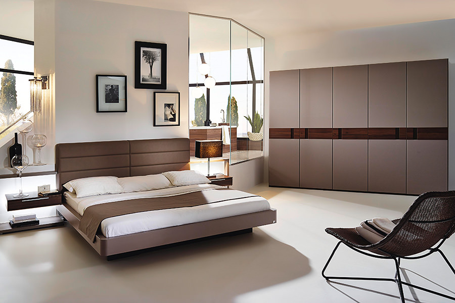 Modernes schlichtes Schlafzimmer mit graubraunen Möbeln